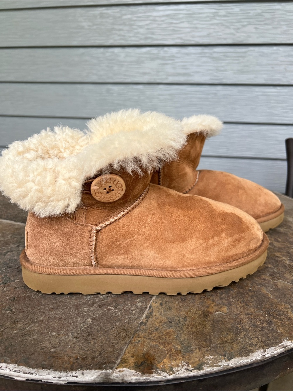 Ugg  mini Bailey Button sheepskin Boots Chesnut Brown Size 8US